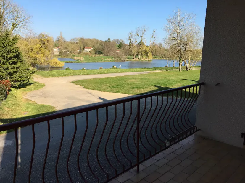 Séjour dans gite familial en Deux-Sèvres – 14 personnes avec accès lac de 10 ha et piscine partagée