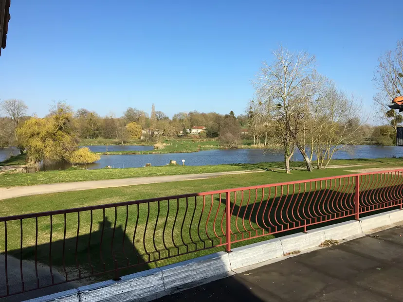 Séjour dans gite familial en Deux-Sèvres – 14 personnes avec accès lac de 10 ha et piscine partagée