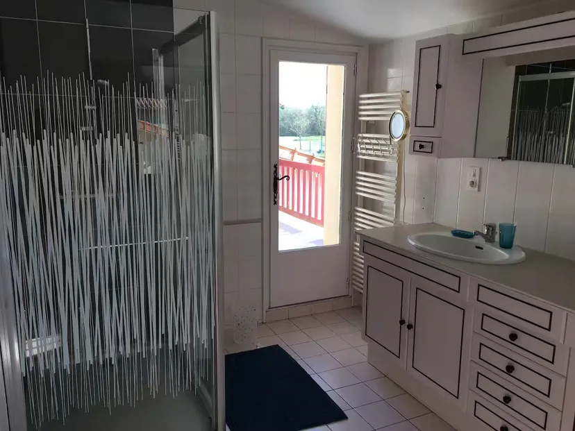 Séjour dans gite familial en Deux-Sèvres – 14 personnes avec accès lac de 10 ha et piscine partagée