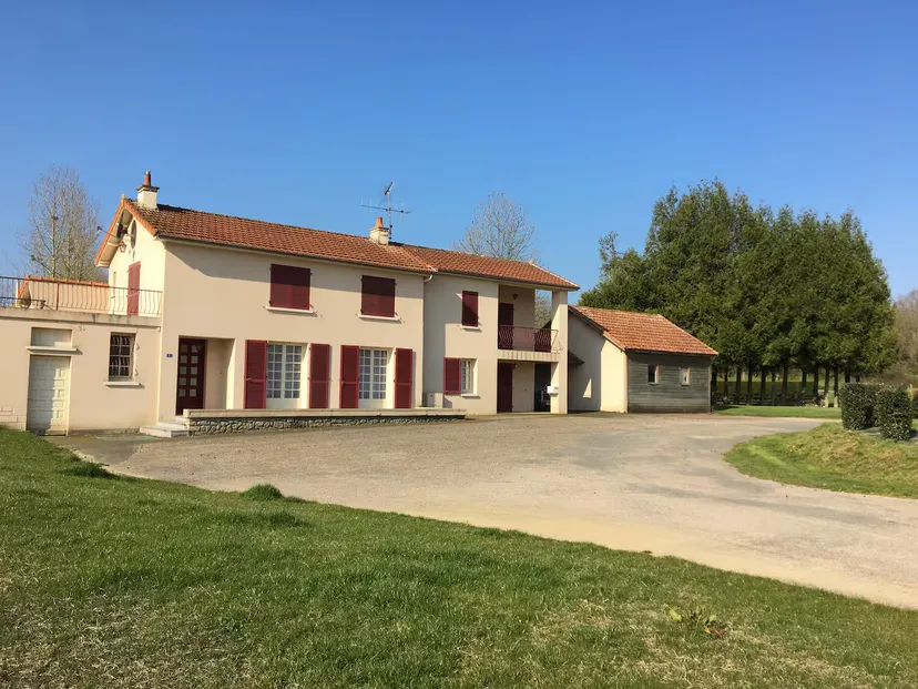 Séjour dans gite familial en Deux-Sèvres – 14 personnes avec accès lac de 10 ha et piscine partagée