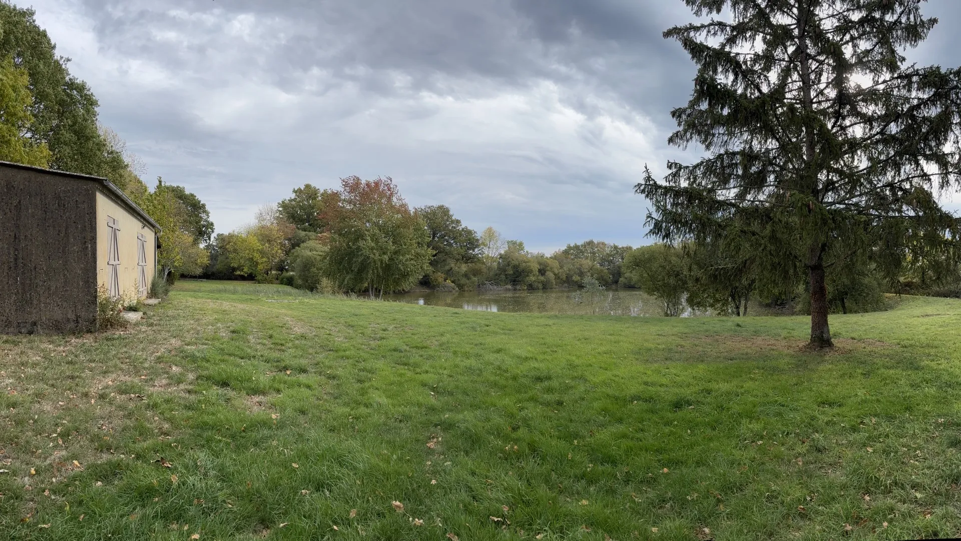 Étang de pêche dans les Deux-Sèvres – Jusqu’à 20 personnes – 1 ha alimenté par source