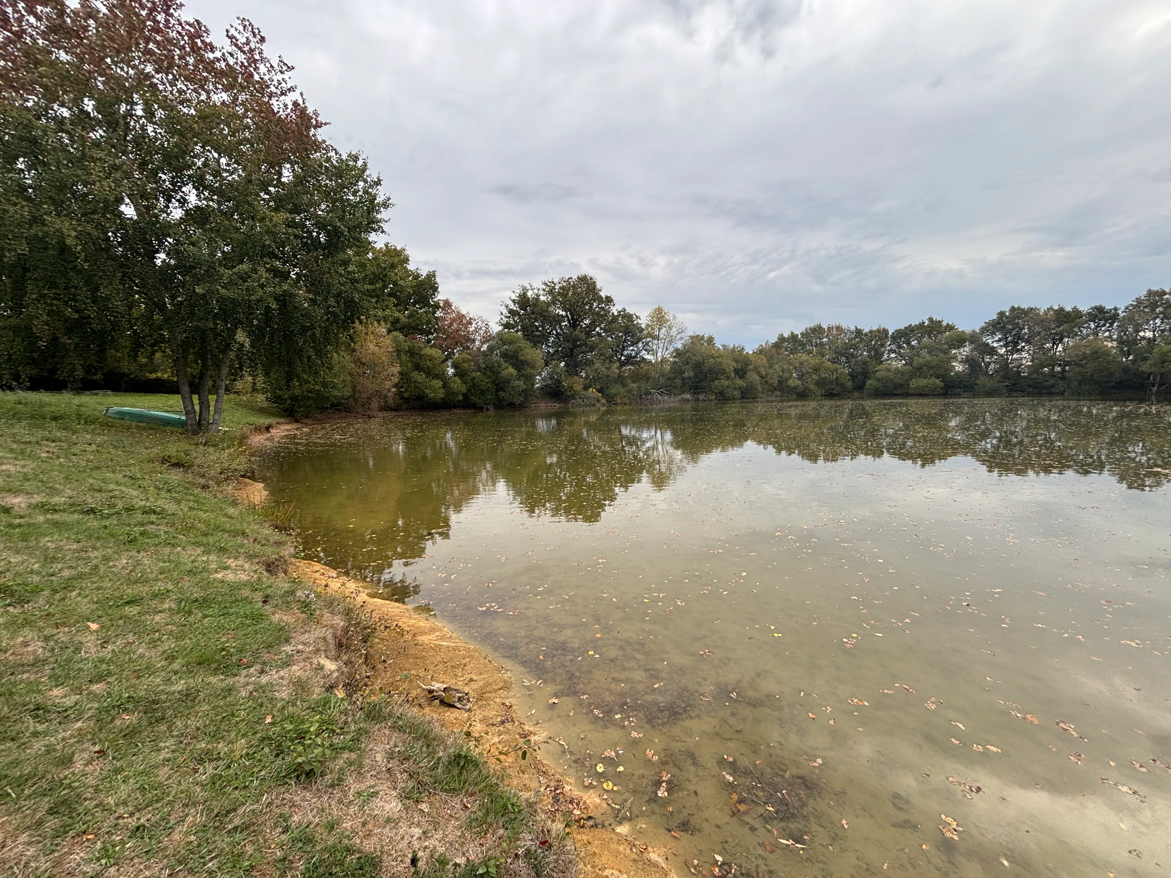 Étang de pêche dans les Deux-Sèvres – Jusqu’à 20 personnes – 1 ha alimenté par source