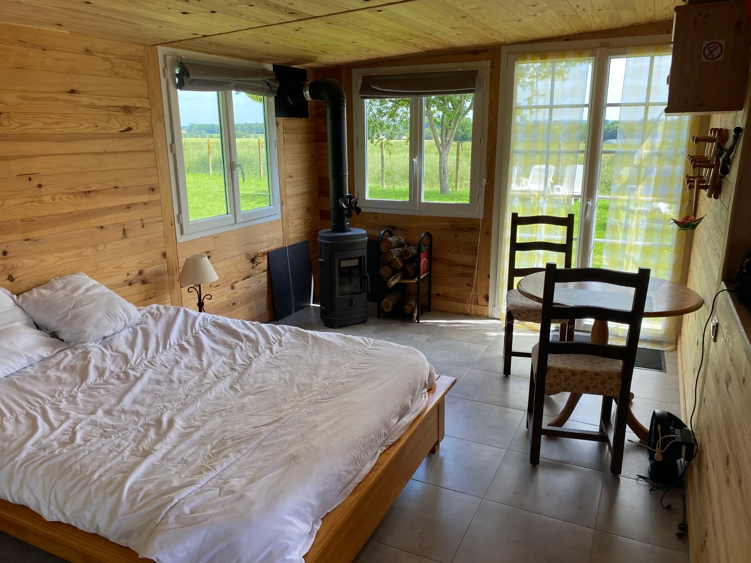 Chalet autonome avec vue sur jardin et étang privé