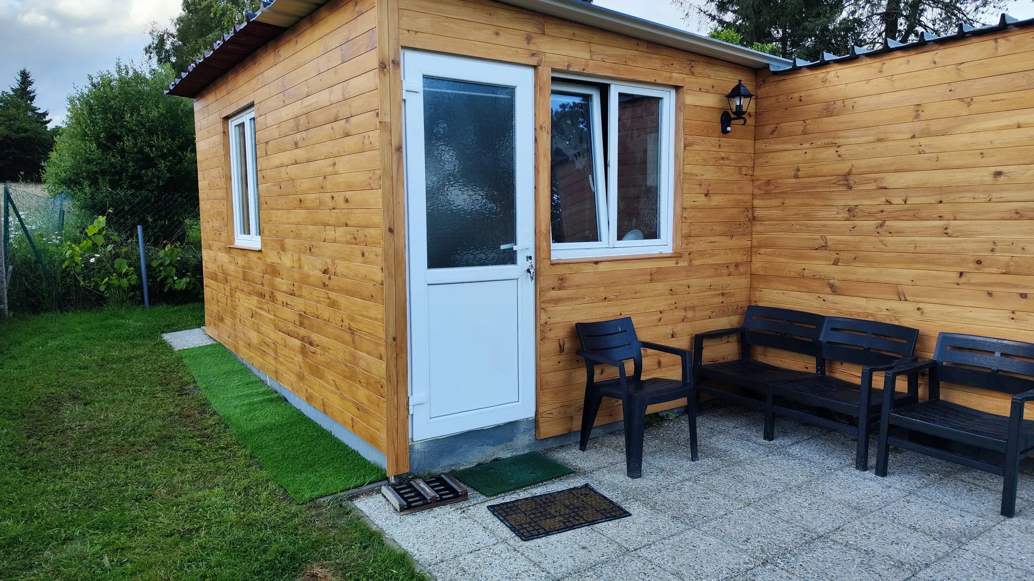 Chalet autonome avec vue sur jardin et étang privé