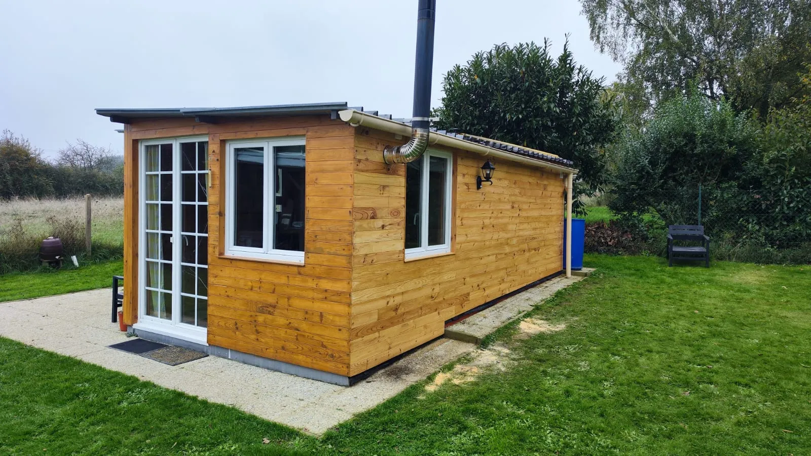 Chalet autonome avec vue sur jardin et étang privé