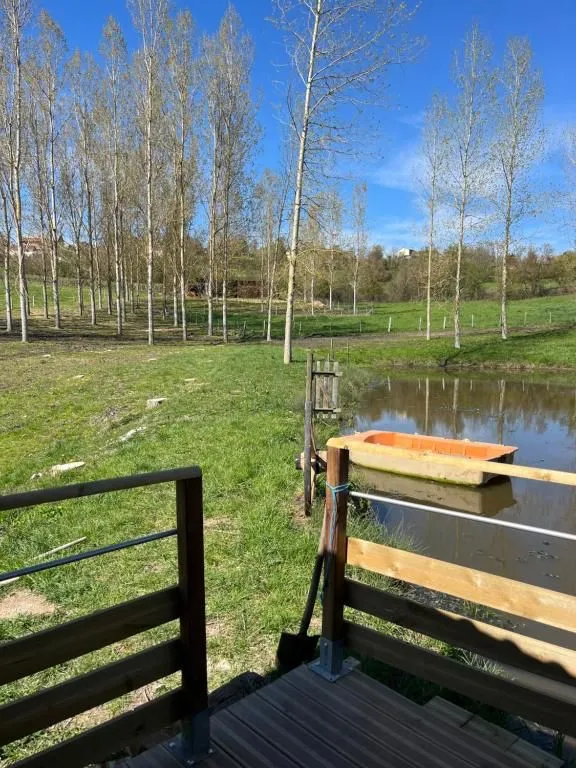 Cabane au bord d'un étang en Haute-Loire