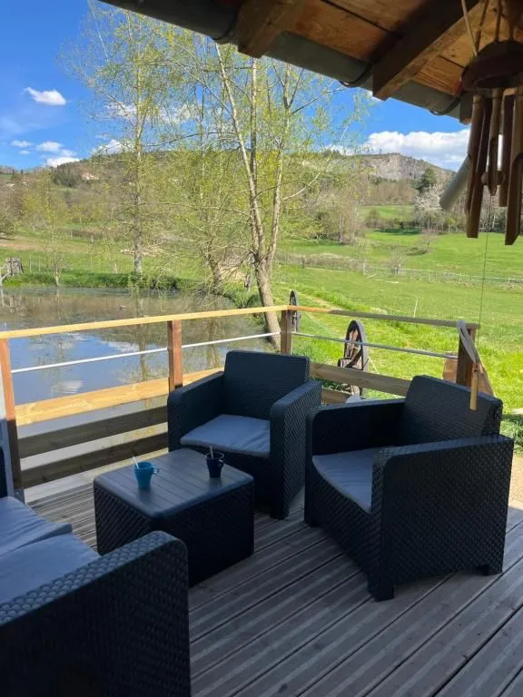 Cabane au bord d'un étang en Haute-Loire
