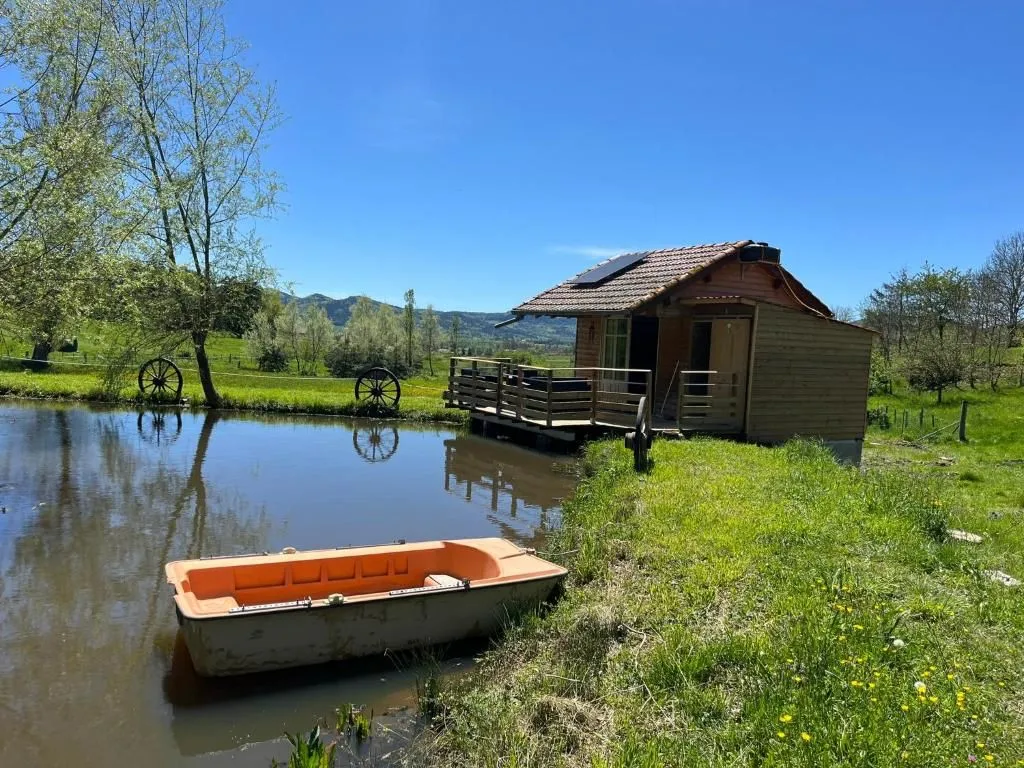 Cabane au bord d'un étang en Haute-Loire