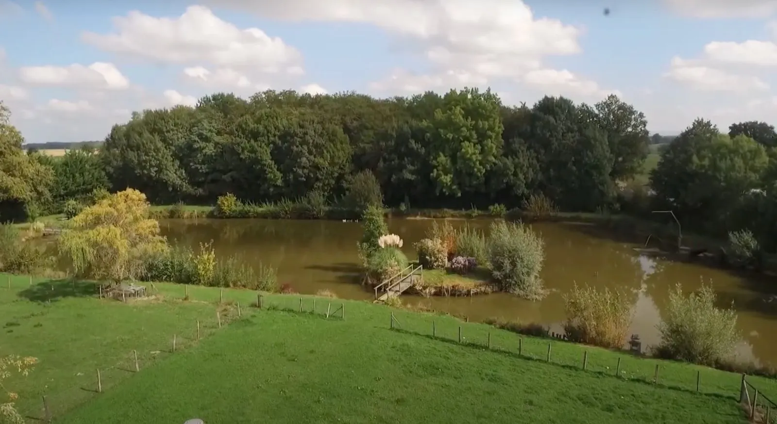Etang avec gîte confortable et authentique