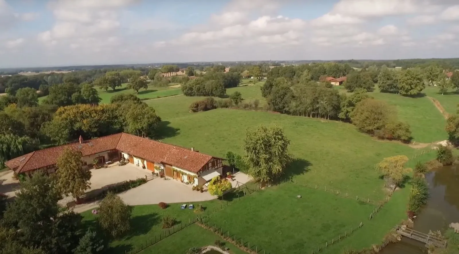 Etang avec gîte confortable et authentique