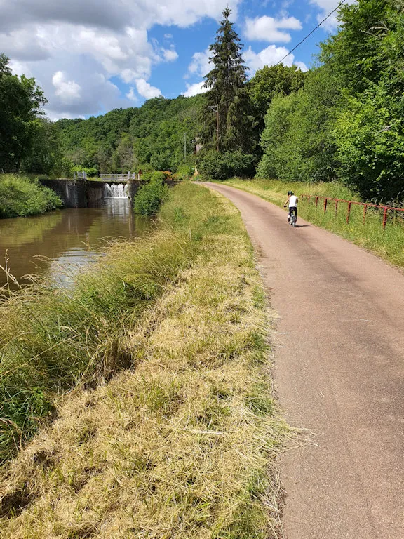 Séjour dans la Nièvre – 4 personnes pour une pêche au bord d’un canal
