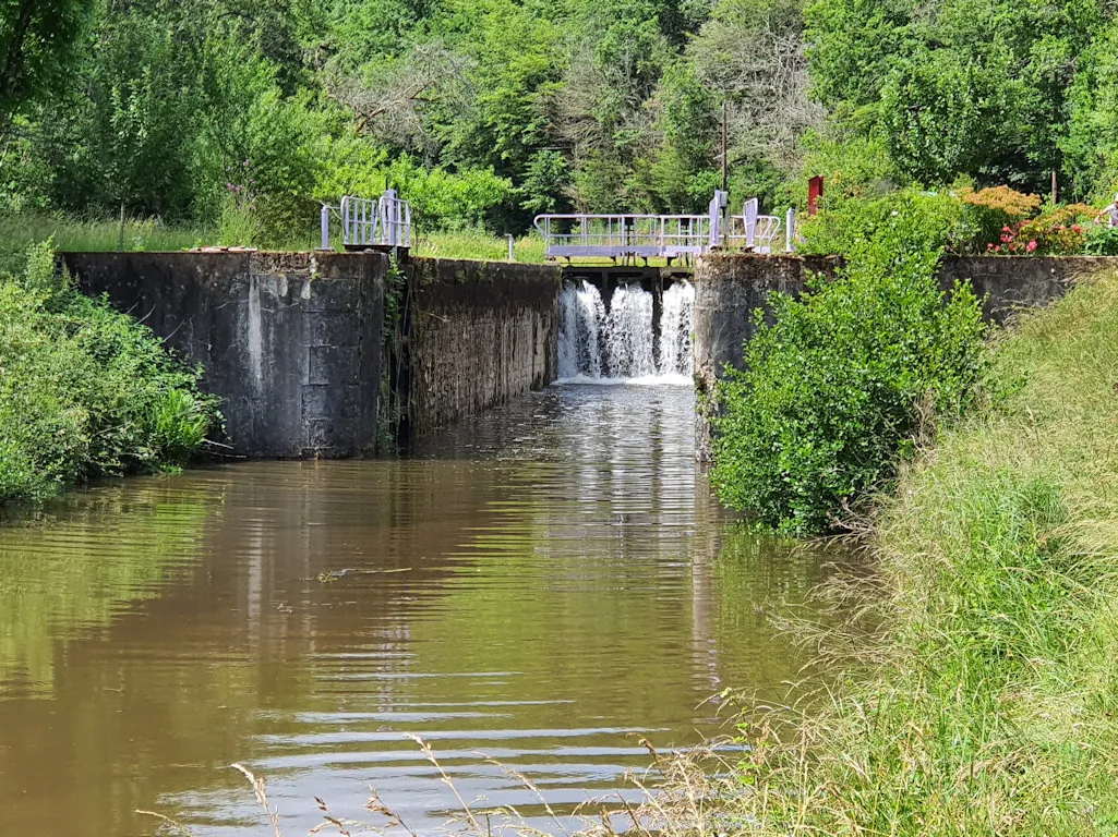 Séjour dans la Nièvre – 4 personnes pour une pêche au bord d’un canal