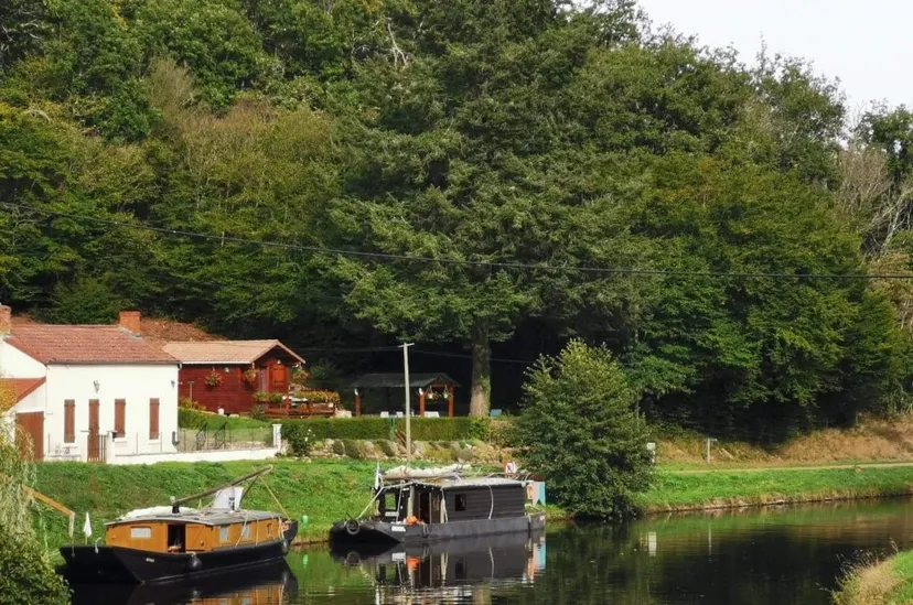 Séjour dans la Nièvre – 4 personnes pour une pêche au bord d’un canal