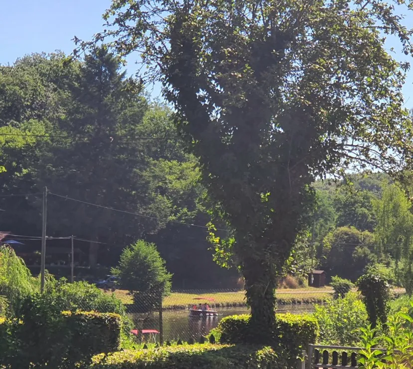 Séjour dans la Nièvre – 4 personnes pour une pêche au bord d’un canal