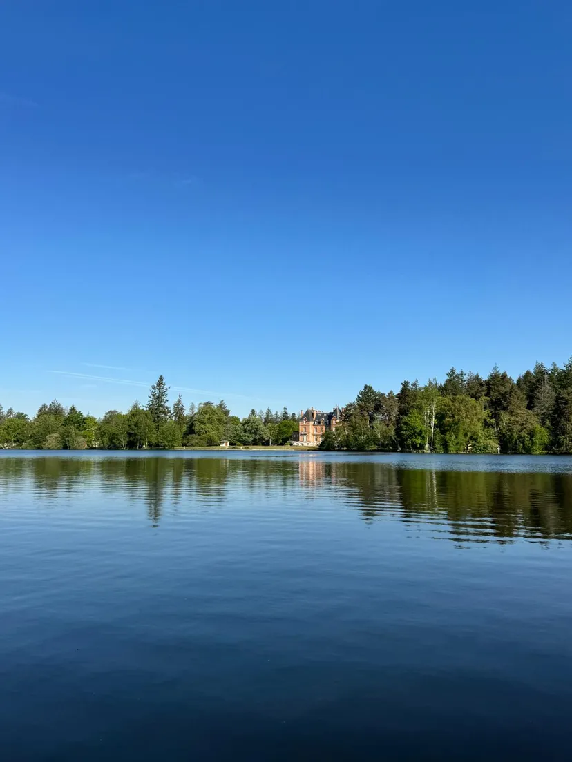 Chambre twin pour une pêche aux carnassiers au bord d’un étang de 43ha en Centre-Val de Loire