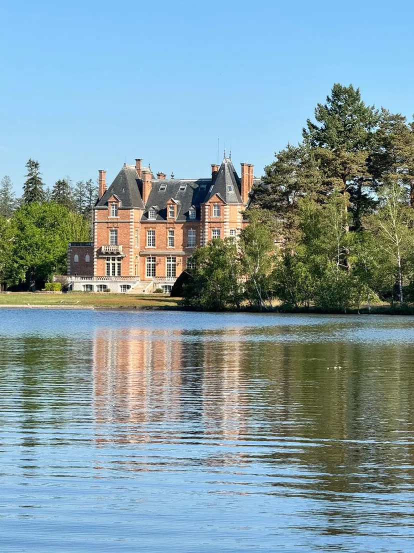 Chambre twin pour une pêche aux carnassiers au bord d’un étang de 43ha en Centre-Val de Loire