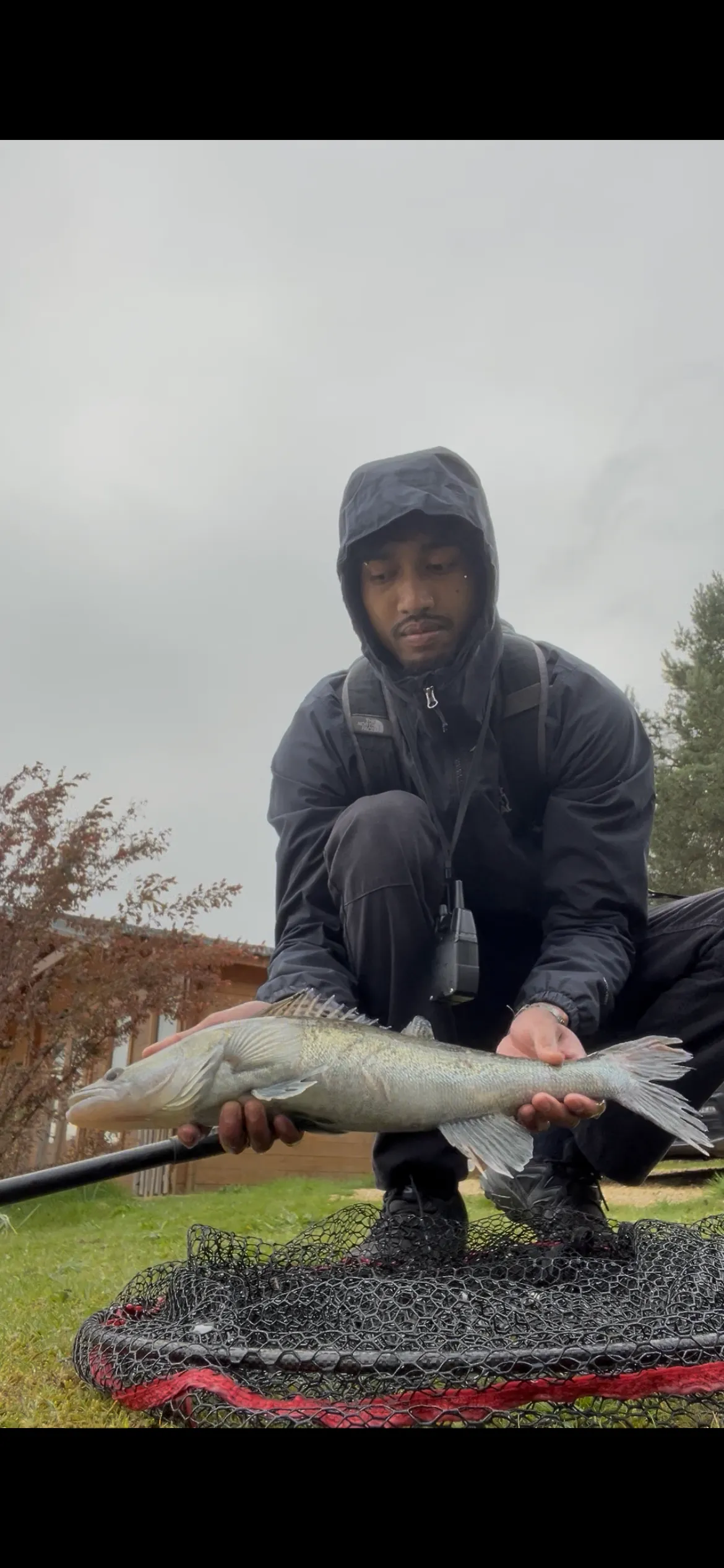 Location un étang privé avec chalet et une terrasse suspendue sur l'eau