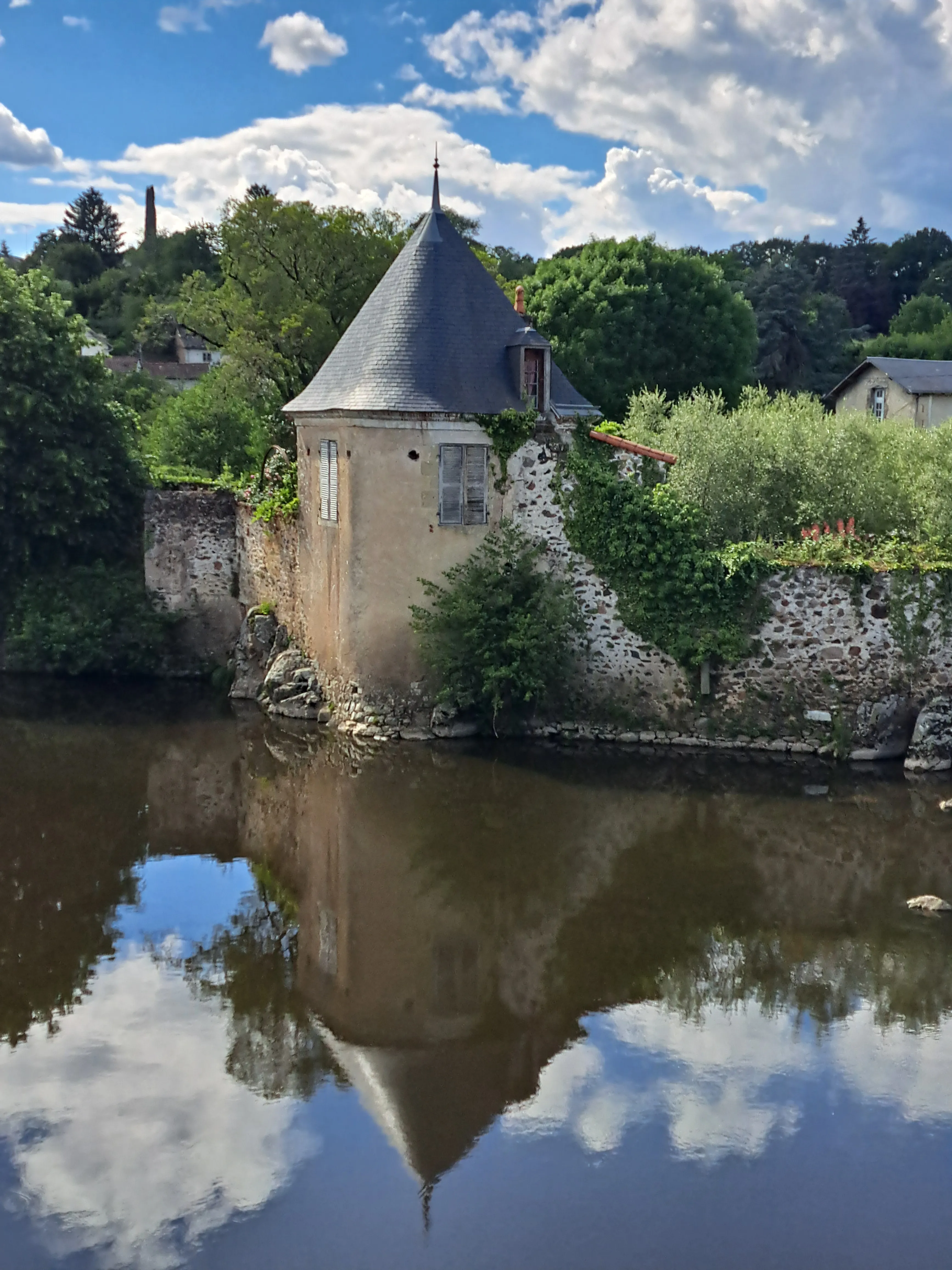 Rent a private pond with chalet and a terrace suspended on the water