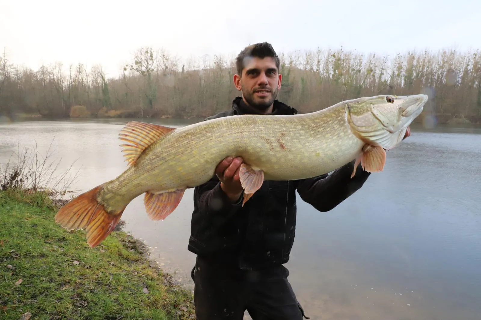 Cabane tout équipée et ces étangs de 4ha et 1ha