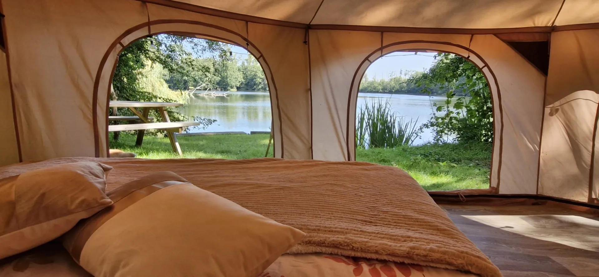 Yourte au cœur d’un parc de deux étangs avec des animaux en liberté