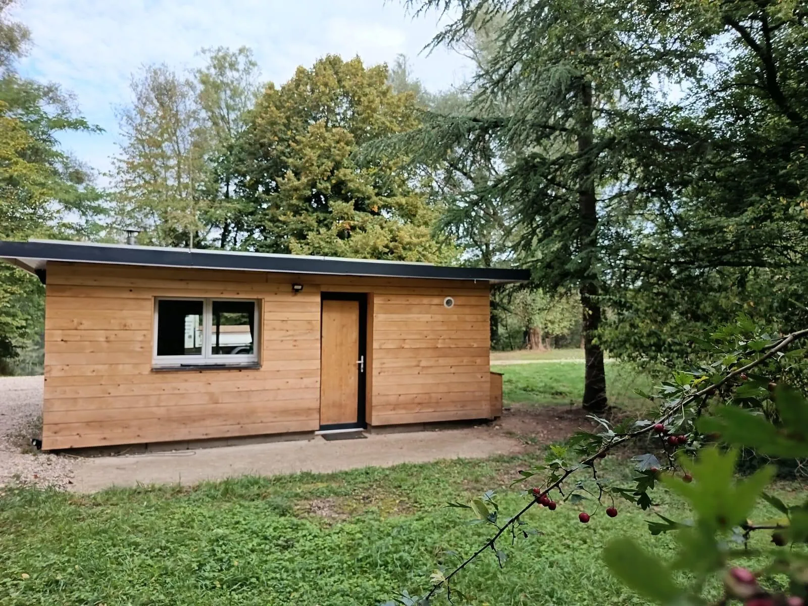 Cabane tout équipée et ces étangs de 4ha et 1ha