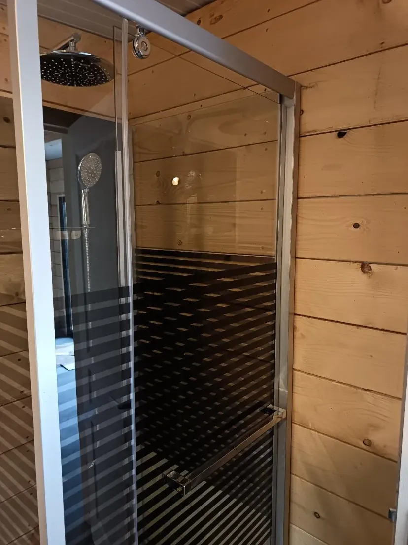 Cabane flottante sur un étang de 4 hectares, dans un parc avec des animaux en liberté
