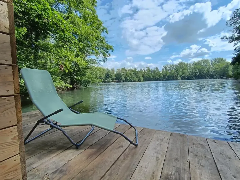 Cabane flottante sur un étang de 4 hectares, dans un parc avec des animaux en liberté