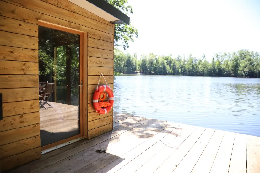Cabane flottante sur un étang de 4 hectares, dans un parc avec des animaux en liberté