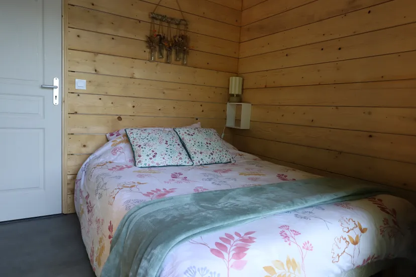 Cabane flottante sur un étang de 4 hectares, dans un parc avec des animaux en liberté