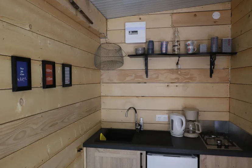 Cabane flottante sur un étang de 4 hectares, dans un parc avec des animaux en liberté