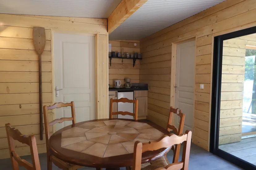Cabane flottante sur un étang de 4 hectares, dans un parc avec des animaux en liberté