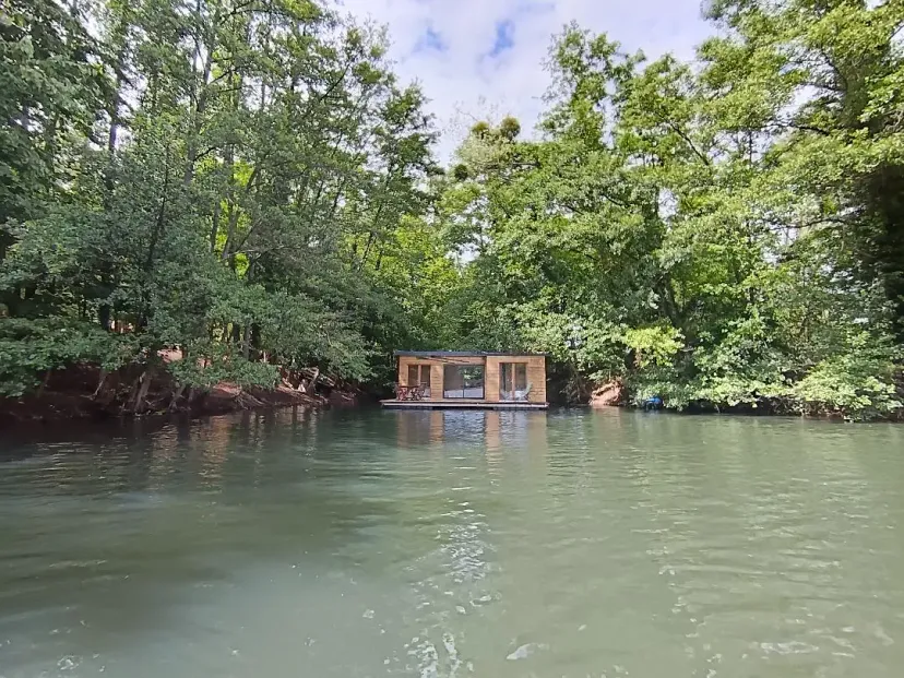 Cabane flottante sur un étang de 4 hectares, dans un parc avec des animaux en liberté