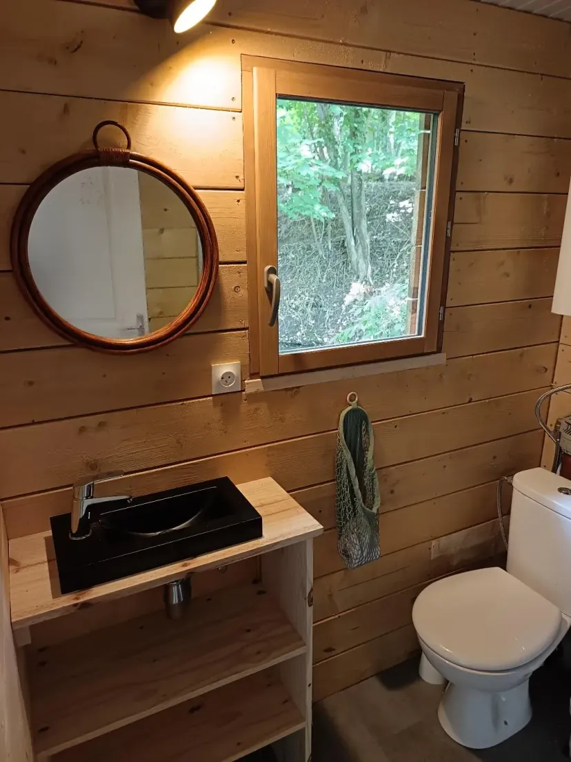 Cabane flottante sur un étang de 4 hectares, dans un parc avec des animaux en liberté