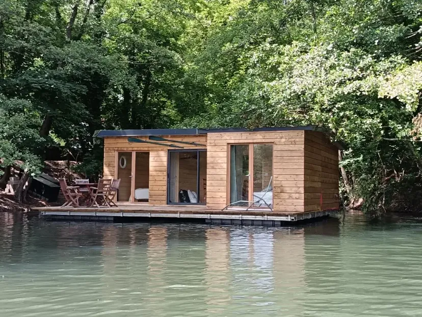Cabane flottante sur un étang de 4 hectares, dans un parc avec des animaux en liberté