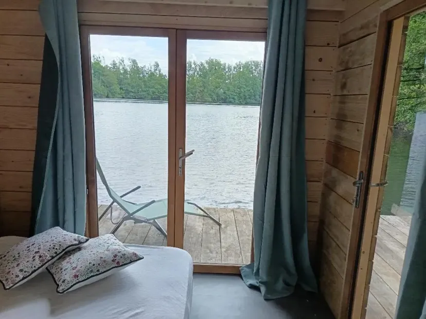 Cabane flottante sur un étang de 4 hectares, dans un parc avec des animaux en liberté