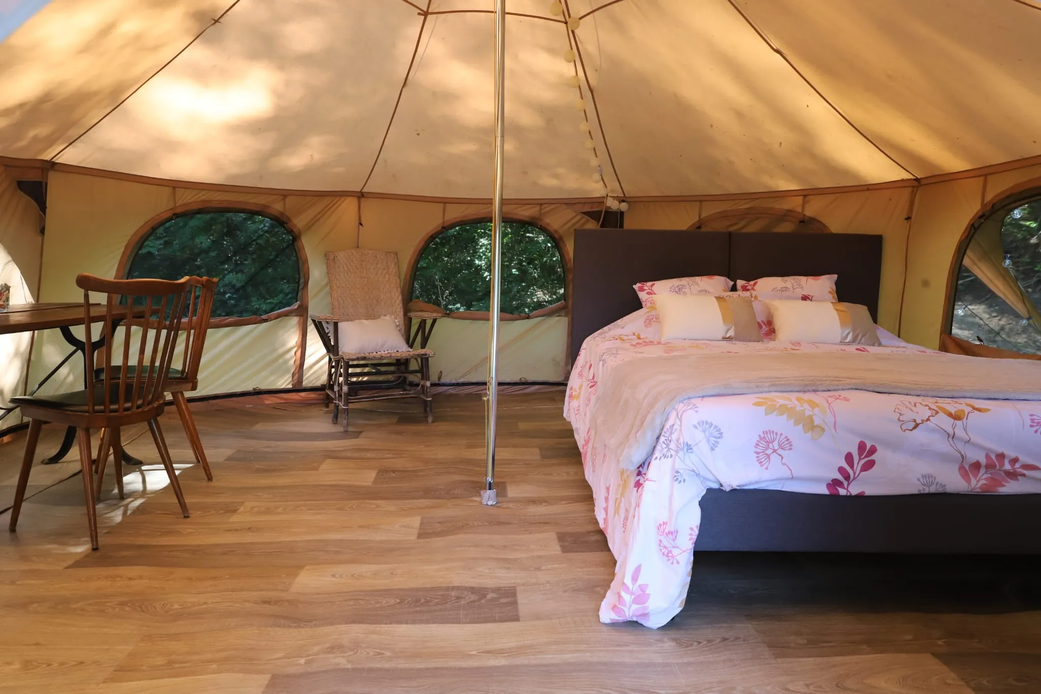 Yourte au cœur d’un parc de deux étangs avec des animaux en liberté