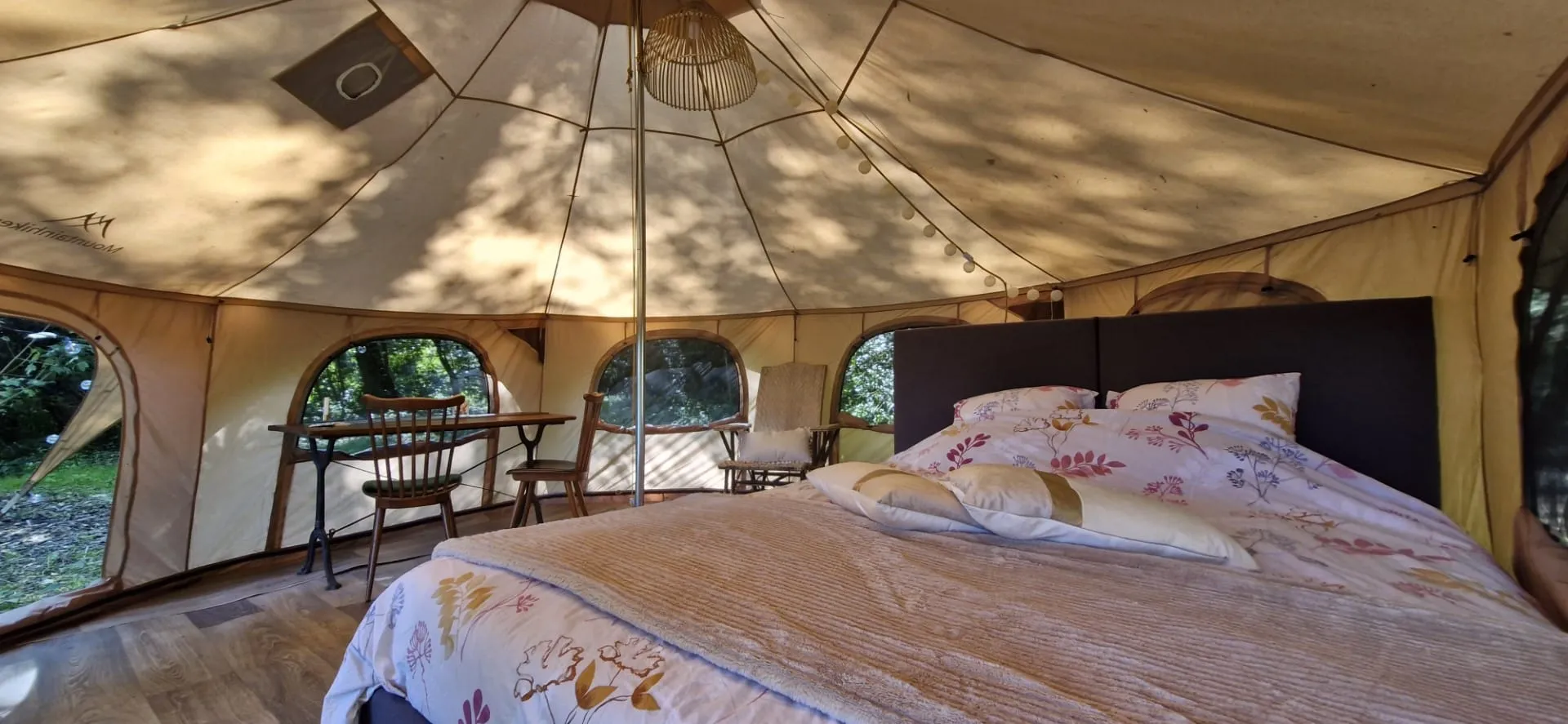 Yourte au cœur d’un parc de deux étangs avec des animaux en liberté