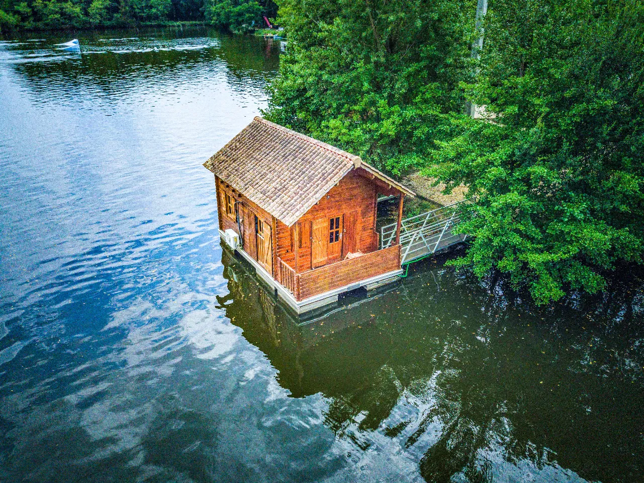 Location chalet confortable avec accès direct à l'étang