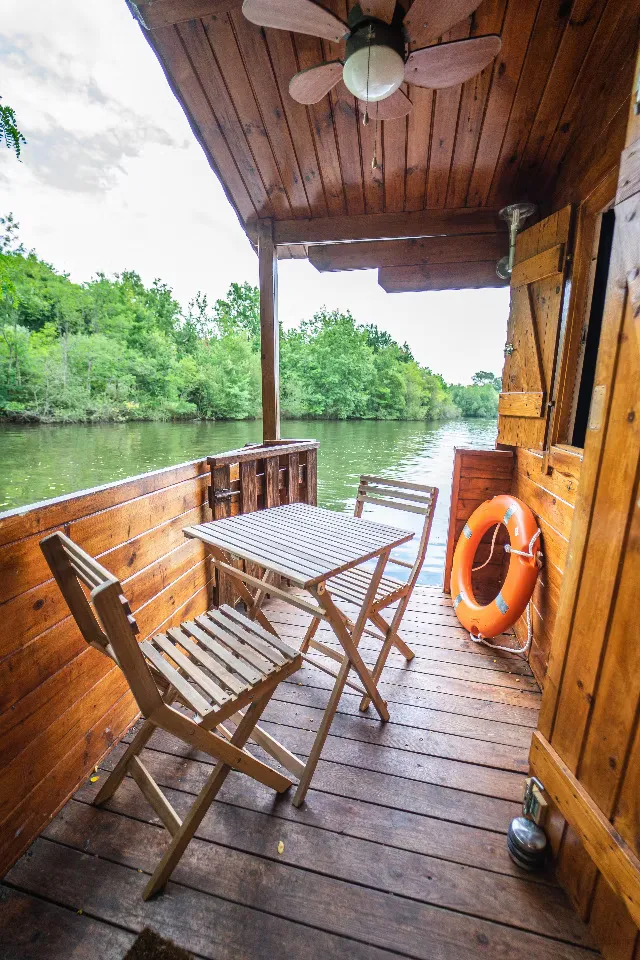 Location chalet confortable avec accès direct à l'étang