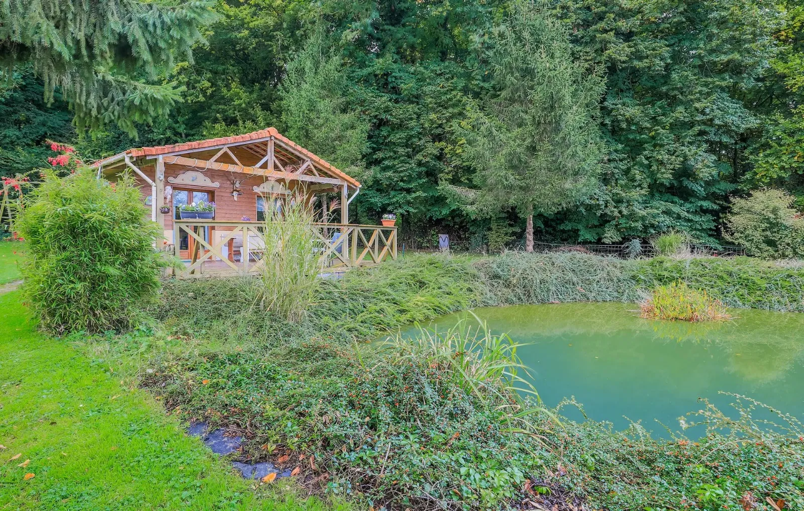 Chalet avec sa terrasse devant deux étangs