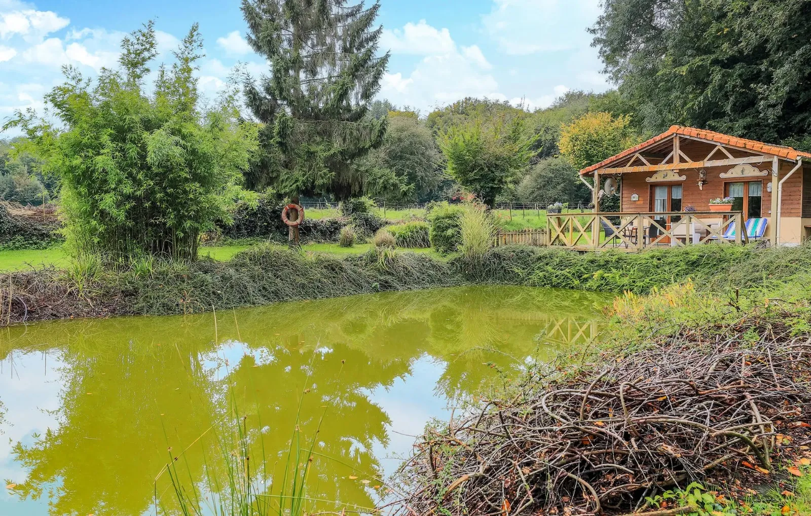 Chalet avec sa terrasse devant deux étangs
