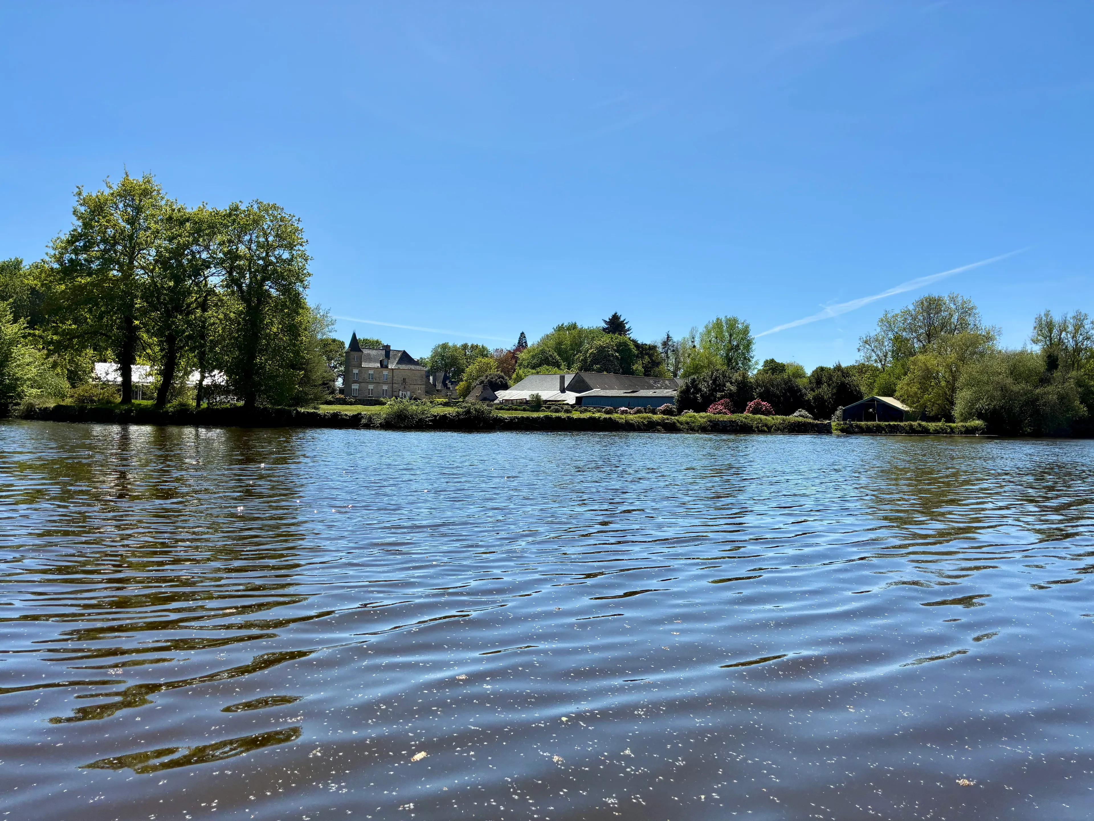 Etang de 22 hectares avec cabane perchée sur l’eau