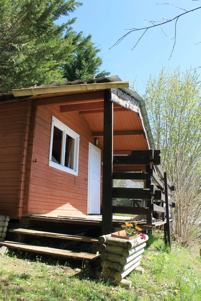 Cabane au coeur de la montagne et devant son étang privé