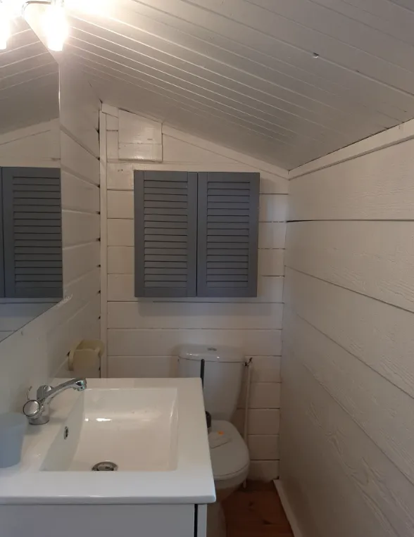 Cabane au coeur de la montagne et devant son étang privé