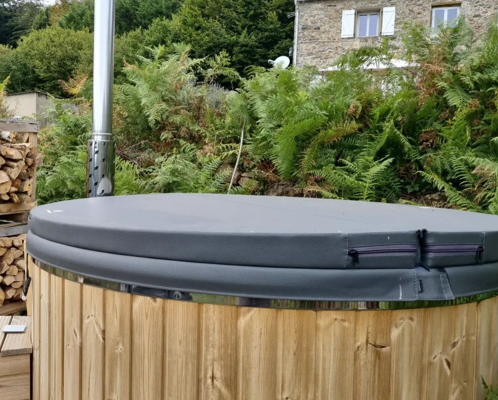 Cabane au coeur de la montagne et devant son étang privé