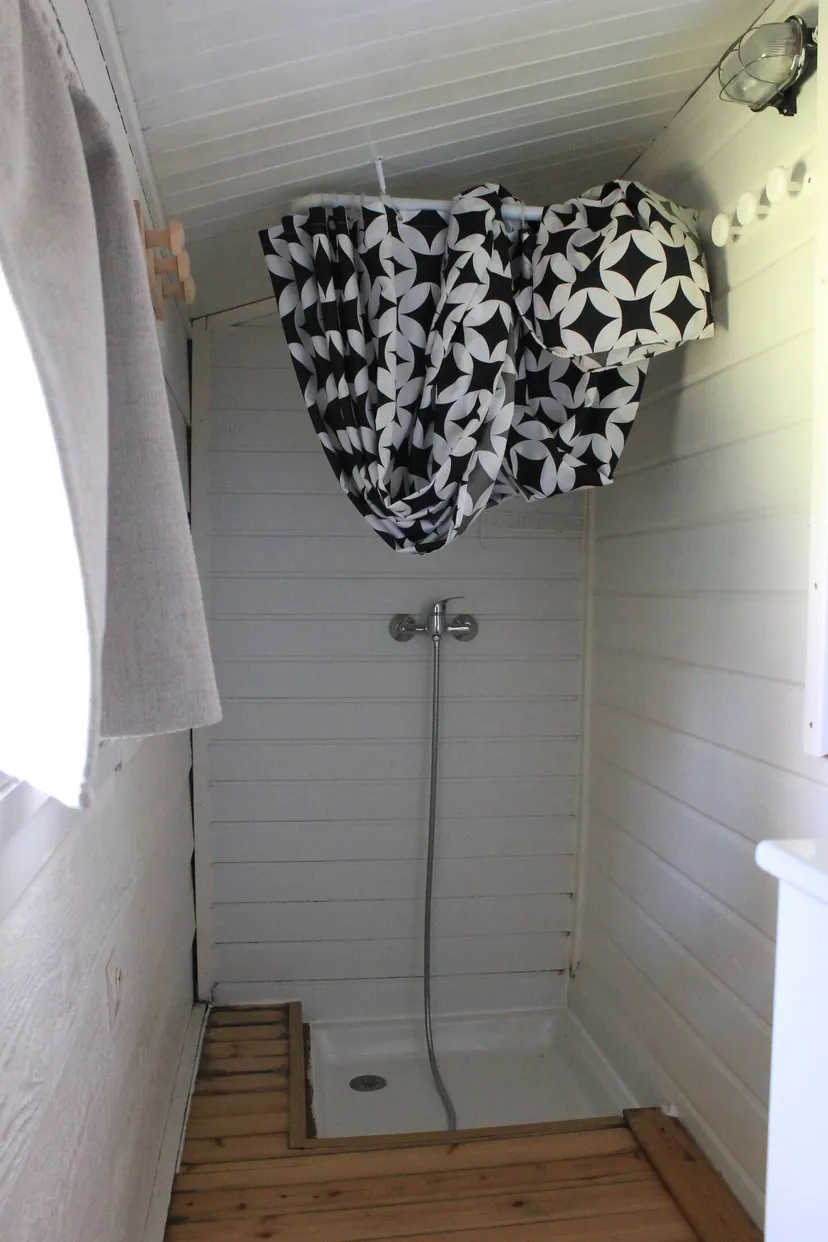 Cabane au coeur de la montagne et devant son étang privé
