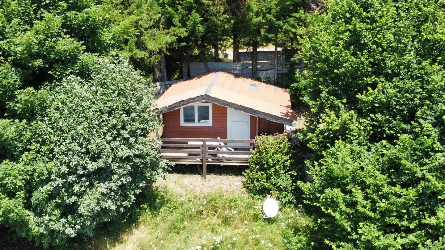 Cabane au coeur de la montagne et devant son étang privé