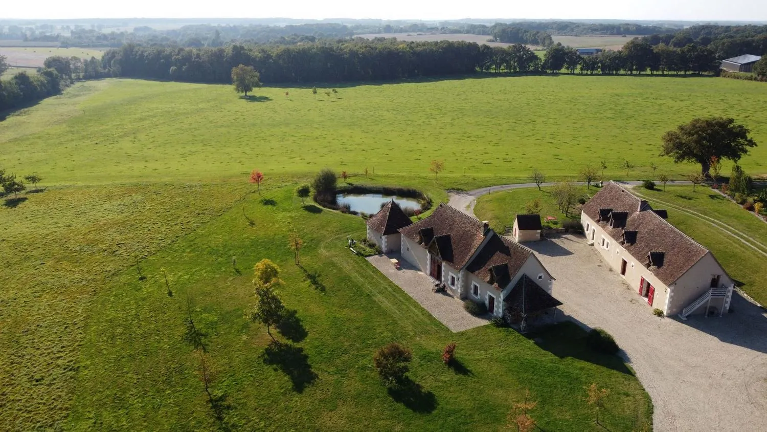 Gîte nature sur domaine privé avec accès à une mare dans le Nord Berry