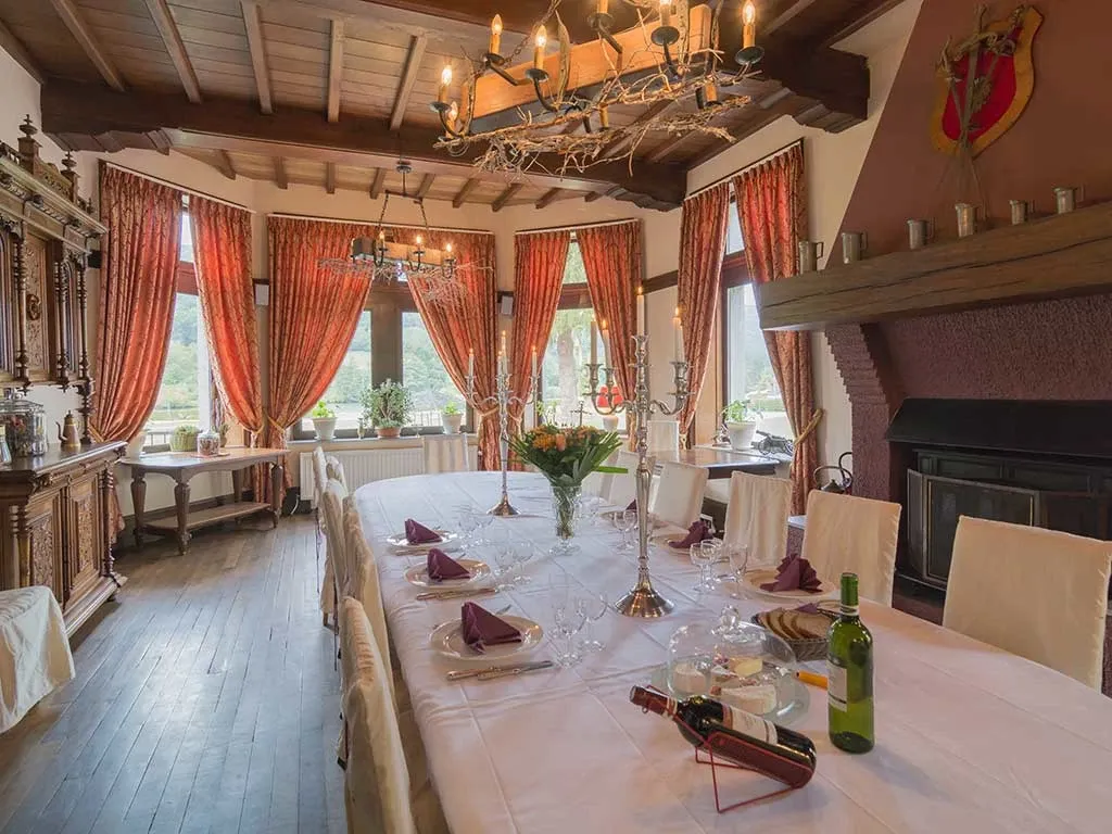 Château dans les Ardennes, entre deux rivières, accueillant jusqu’à 20 personnes au bord de l’eau