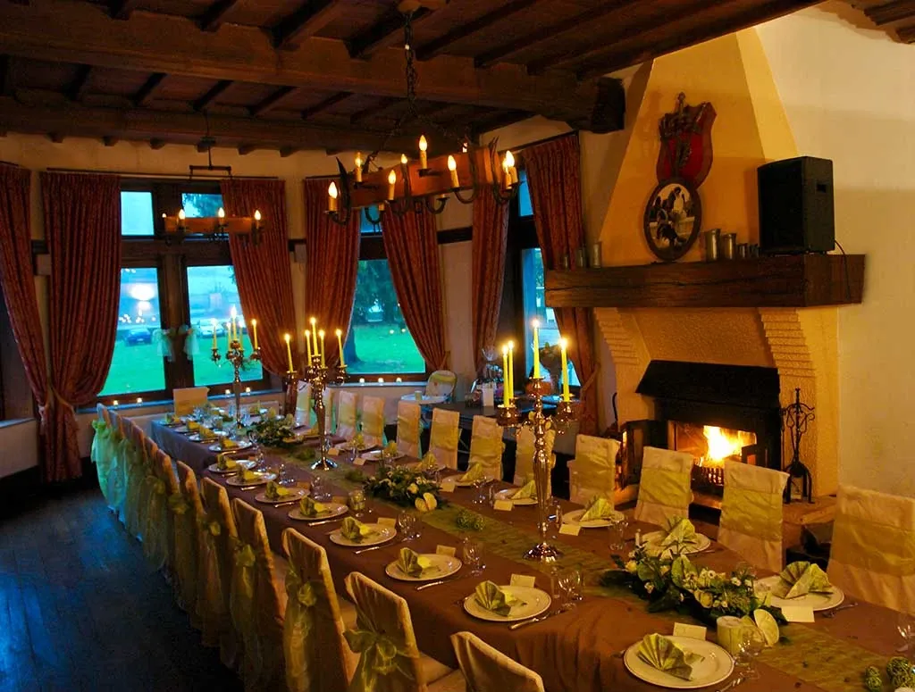 Château dans les Ardennes, entre deux rivières, accueillant jusqu’à 20 personnes au bord de l’eau